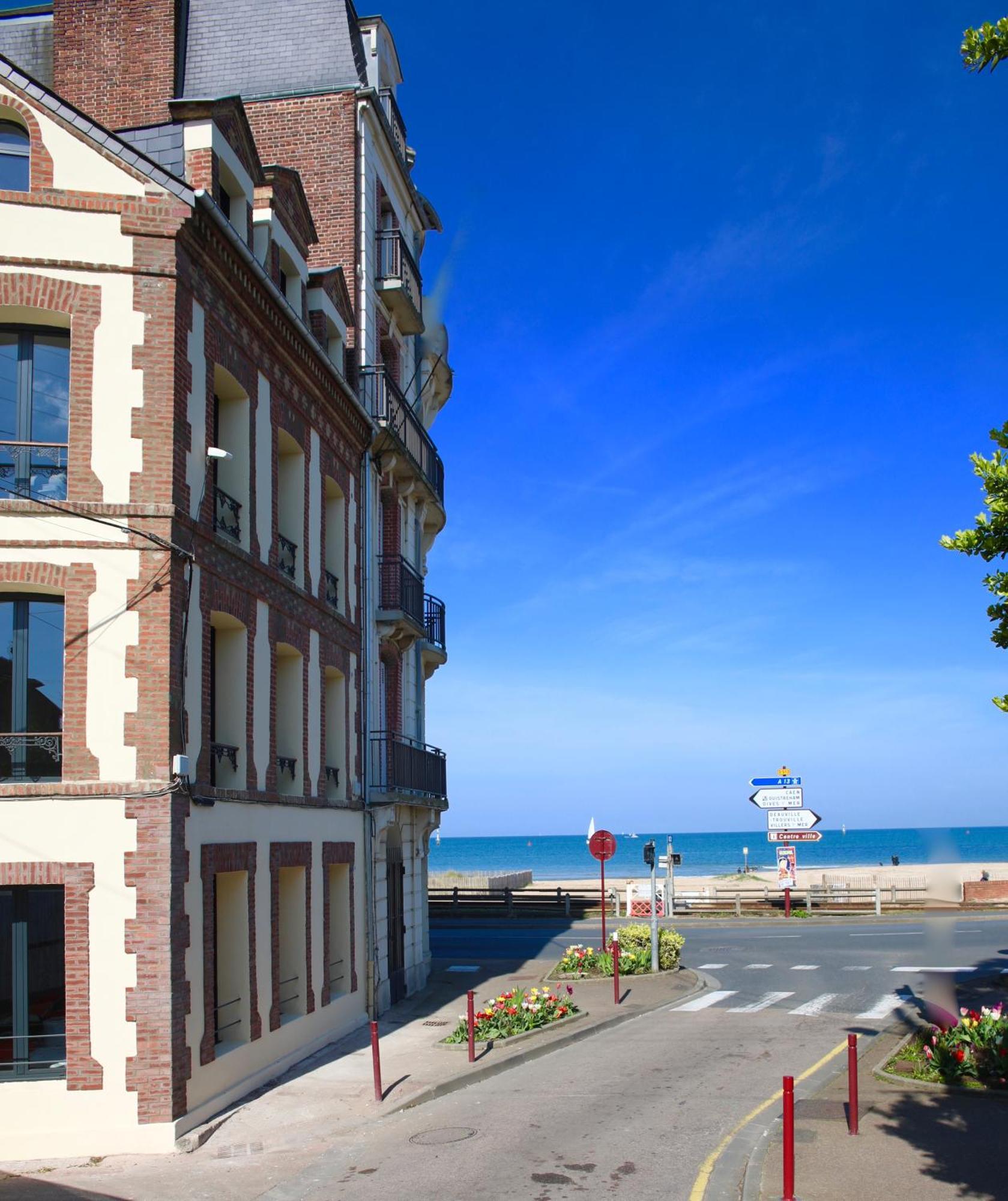Nid Douillet A 30 Metres De La Grande De - La Vague - *